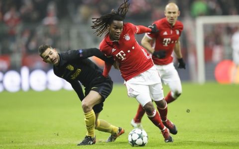 Bayern's Renato Sanches, center, fights for the ball with, Atletico's Lucas Hernandez, left, during the Champions League Group D soccer match between FC Bayern Munich and Atletico Madrid in Munich, Germany, Tuesday, Dec. 6, 2016. Right are Bayern's Arjen Robben. (AP Photo/Matthias Schrader)