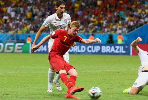 SALVADOR, BRAZIL - JULY 01:  Kevin De Bruyne of Belgium shoots and scores his team's first goal in extra time during the 2014 FIFA World Cup Brazil Round of 16 match between Belgium and the United States at Arena Fonte Nova on July 1, 2014 in Salvador, Brazil.  (Photo by Kevin C. Cox/Getty Images)