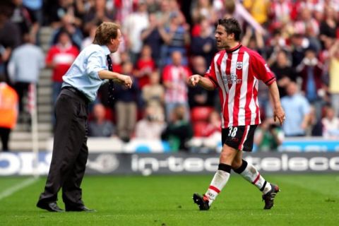 Southampton manager Harry Redknapp gives instructions to Jamie Redknapp