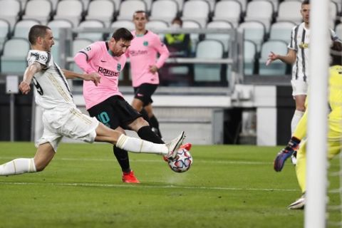O Mέσι προσπαθεί να νικήσει τον Στσέσνι υπό την πίεση του Μπονούτσι σε ματς της Γιουβέντους με την Μπαρτσελόνα για το Champions League