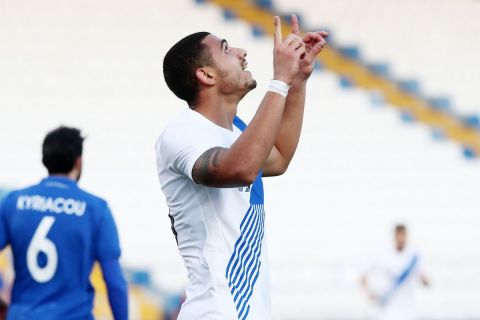 Ο Γιώργος Γιακουμάκης πανηγυρίζει το γκολ που πέτυχε με την Εθνική