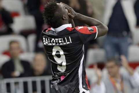 Nice's Mario Balotelli reacts after missing a chance to score during a Europa League group K soccer match between OGC Nice and Lazio at the Allianz Riviera stadium in Nice, French Riviera, Thursday, Oct. 19, 2017 (AP Photo/Claude Paris)