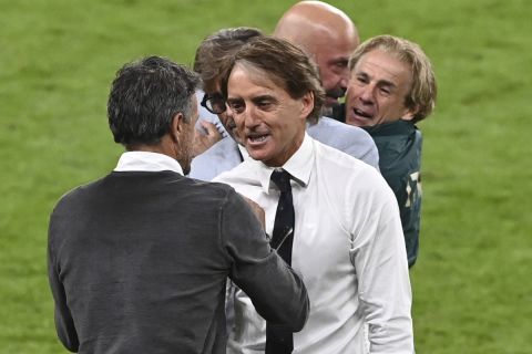 Ο Ρομπέρτο Μαντσίνι μετά την πρόκριση της Ιταλίας στον τελικό του Euro 2020