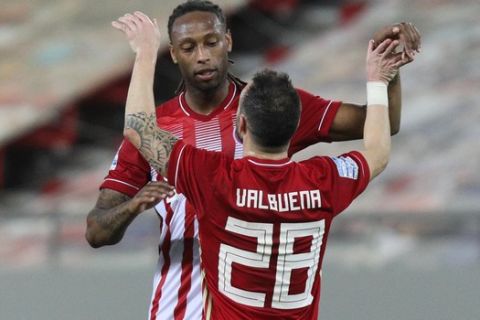 Οι Ρούμπεν Σεμέδο και Ματιέ Βαλμπουενά πανηγυρίζουν σε ματς του Ολυμπιακού κόντρα στην ΑΕΚ για την Super League