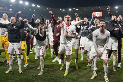 Οι παίκτες της Πολωνίας πανηγυρίζουν νίκη επί της Ουαλίας για τον τελικό των playoffs του Euro 2024 στο "Κάρντιφ Σίτι Στέιντιουμ" | Τρίτη 27 Μαρτίου 2024