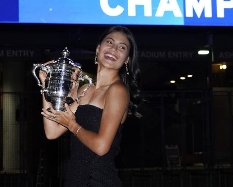 Η Έμμα Ραντουκάνου ποζάρει με το τρόπαιο του US Open 