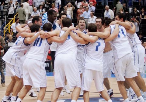 Το πιο ωραίο συρτάκι που χορεύτηκε ποτέ σε γήπεδο μπάσκετ. Από τους Έλληνες διεθνείς, μετά το 101-95 επί των ΗΠΑ, στη Σαϊτάμα της Ιαπωνίας το 2006