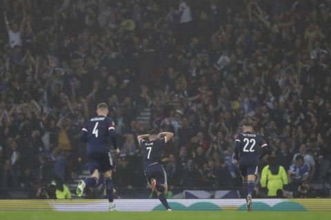Οι παίκτες της Σκωτίας πανηγυρίζουν γκολ που σημείωσαν κόντρα στο Ισραήλ για τη φάση των προκριματικών ομίλων της ευρωπαϊκής ζώνης του Παγκοσμίου Κυπέλλου 2022 στο "Χάμπντεν Παρκ", Γλασκώβη | Σάββατο 9 Οκτωβρίου 2021