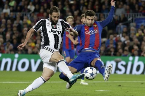 Barcelona's Gerard Pique, right, tries to block Juventus's Gonzalo Higuain, left, during the Champions League quarterfinal second leg soccer match between Barcelona and Juventus at Camp Nou stadium in Barcelona, Spain, Wednesday, April 19, 2017. (AP Photo/Manu Fernandez)