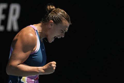 Η Αρίνα Σαμπαλένκα πανηγυρίζει την πρόκριση στα ημιτελικά του Australian Open