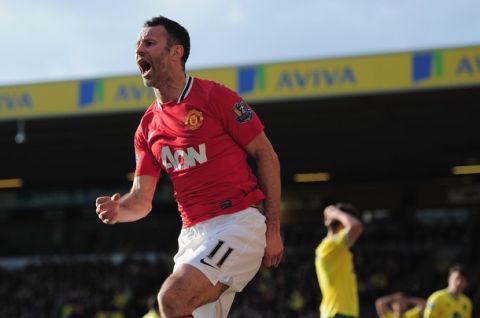 NORWICH, ENGLAND - FEBRUARY 26:  Ryan Giggs of Manchester United celebrates his last minute goal during the Barclays Premier League match between Norwich City and Manchester United at Carrow Road on February 26, 2012 in Norwich, England.  (Photo by Jamie McDonald/Getty Images)