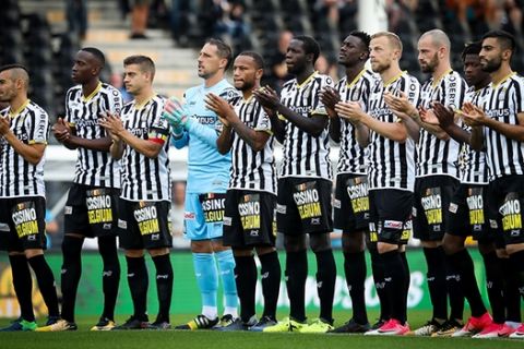 Charleroi's players pictured at the start of the Jupiler Pro League match between Sporting Charleroi and Zulte Waregem, in Charleroi, Saturday 26 August 2017, on the fifth day of the Jupiler Pro League, the Belgian soccer championship season 2017-2018. BELGA PHOTO VIRGINIE LEFOUR