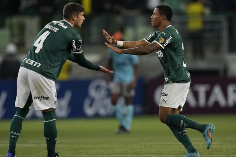 Ο Ντανίλο πανηγυρίζει μαζί με τον Κούσκεβιτς γκολ της Παλμέιρας κόντρα στην Έμελεκ στο Copa Libertadores