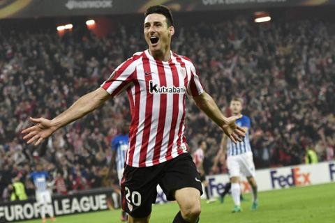 Athletic Bilbao's Aritz Aduriz,  celebrates his goal  during the Europa League Group F soccer match between Athletic Bilbao and Genk, at  the San Mames stadium, in Bilbao, northern Spain, Thursday, Nov. 3, 2016. (AP Photo/Alvaro Barrientos)