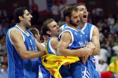 Katowice 18/09/2009
EuroBasket 2009
Quarter final
Turkey v Greece
Greek players celebrate at full time .
Photo by : Piotr Hawalej / WROFOTO