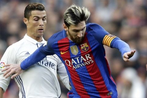 Barcelona's Lionel Messi, right, escapes Real Madrid's Cristiano Ronaldo during the Spanish La Liga soccer match between FC Barcelona and Real Madrid at the Camp Nou in Barcelona, Spain, Saturday, Dec. 3, 2016. (AP Photo/Manu Fernandez)