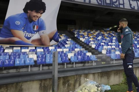 Οι ποδοσφαιριστές της Νάπολι τίμησαν τη μνήμη του Ντιέγκο Μαραντόνα στο πλαίσιο του αγώνα με την Ρόμα για την Serie A