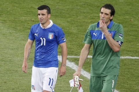 Italy's goalkeeper Gianluigi Buffon (R) and Antonio Di Natale react after the game against Spain at the Euro 2012 final soccer match at the Olympic Stadium in Kiev, July 1, 2012.                       REUTERS/Charles Platiau (UKRAINE  - Tags: SPORT SOCCER)