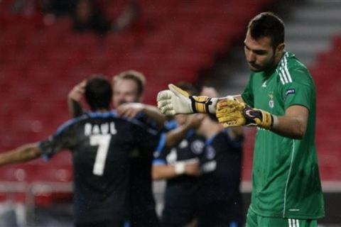Benfica's goalkeeper Roberto, right, from Spain, reacts as Schalke's players celebrate after teammate Jose Manuel Jurado, not seen, from Spain, scored the opening goal during their Champions League group B soccer match Tuesday, Dec. 7, 2010 at Benfica's Luz stadium in Lisbon. (AP Photo/ Francisco Seco)