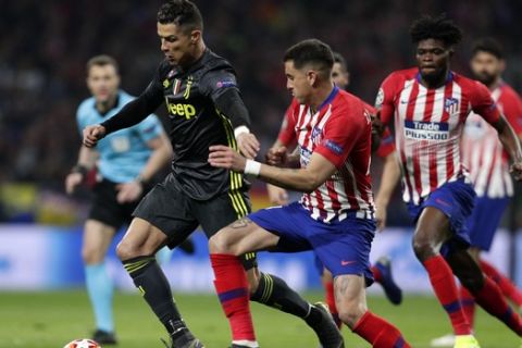 Atletico defender Santiago Arias, right, tries to stop Juventus forward Cristiano Ronaldo during the Champions League round of 16 first leg soccer match between Atletico Madrid and Juventus at Wanda Metropolitano stadium in Madrid, Wednesday, Feb. 20, 2019. (AP Photo/Manu Fernandez)