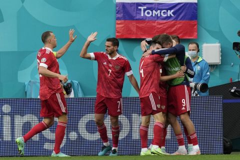 Παίκτες της Ρωσίας πανηγυρίζουν γκολ που σημείωσαν κόντρα στη Φινλανδία για τη φάση των ομίλων του Euro 2020 στην "Γκάζπρομ Αρένα", Αγία Πετρούπολη | Τετάρτη 16 Ιουνίου 2021