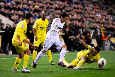VILLARREAL, SPAIN - MARCH 21:  Mesut Ozil of Real Madrid CF (C) duels for the ball with Bruno Soriano of Villarreal CF (R), Joan Oriol of Villarreal CF (L) and Marcos Senna of Villarreal CF during the La Liga match between Villarreal CF and Real Madrid CF at El Madrigal on March 21, 2012 in Villarreal, Spain.  (Photo by David Ramos/Getty Images)