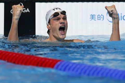 Ο Γάλλος Ολυμπιονίκης της κολύμβησης, Γιανίκ Ανιέλ, πανηγυρίζει το χρυσό μετάλλιο στα 200 μέτρα ελεύθερο στο Παγκόσμιο Πρωτάθλημα της Βαρκελώνης το 2013