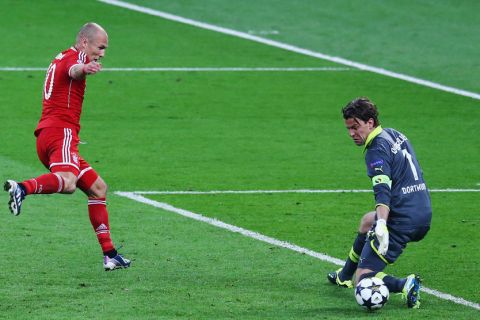 LONDON, ENGLAND - MAY 25:  Arjen Robben of Bayern Muenchen scores a goal past Roman Weidenfeller of Borussia Dortmund during the UEFA Champions League final match between Borussia Dortmund and FC Bayern Muenchen at Wembley Stadium on May 25, 2013 in London, United Kingdom.  (Photo by Martin Rose/Getty Images)
