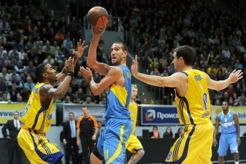 Maccabi Electra's Tal Burstein (C) vies with BC Khimiki's Keith Langford (L) and Raul Lopez (R) during their Euroleague group A basketball match in Khimki on November 11, 2010. AFP PHOTO / DMITRY KOSTYUKOV (Photo credit should read DMITRY KOSTYUKOV/AFP/Getty Images)