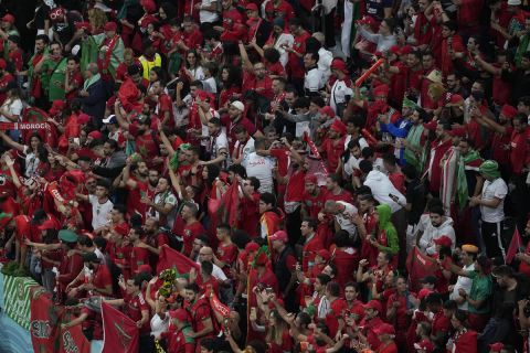 Οι φίλαθλοι του Μαρόκου σε στιγμιότυπο της αναμέτρησης με τη Γαλλία για τα ημιτελικά του Παγκοσμίου Κυπέλλου 2022 στο "Αλ Μπαΐτ", Αλ Κορ | Τετάρτη 14 Δεκεμβρίου 2022