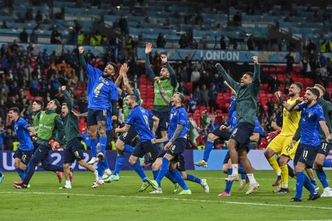 Οι παίκτες της Ιταλίας πανηγυρίζουν την πρόκριση από τα ημιτελικά του Euro 2020 κόντρα στην Ισπανία στο "Γουέμπλεϊ", Λονδίνο | Τρίτη 6 Ιουνίου 2021
