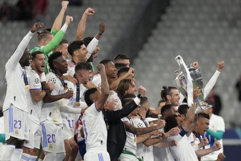 Οι παίκτες της Ρεάλ στην απονομή του Champions League 2021-2022 ύστερα από τον τελικό κόντρα στη Λίβερπουλ στο "Σταντ ντε Φρανς", Παρίσι | Σάββατο 28 Μαΐου 2022