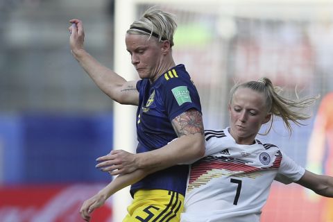 Η Νίλα Φίσερ της Σουηδίας μονομαχεί με τη Λέα Σίλερ της Γερμανίας για τα προημιτελικά του Παγκοσμίου Κυπέλλου 2019 στο "Ροαζόν Παρκ", Ρεν | Σάββατο 29 Ιουνίου 2019