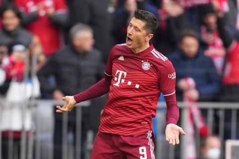 Ο Ρόμπερτ Λεβαντόβσκι της Μπάγερν πανηγυρίζει γκολ που σημείωσε κόντρα στην Άουγκσμπουργκ για την Bundesliga 2021-2022 στην "Άλιαντς Αρένα", Μόναχο | Σάββατο 9 Απριλίου 2022
