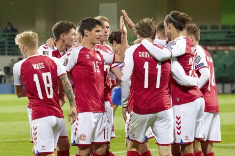 Παίκτες της Δανίας πανηγυρίζουν γκολ που σημείωσαν κόντρα στη Μολδαβία για τη φάση των προκριματικών ομίλων της ευρωπαϊκής ζώνης του Παγκοσμίου Κυπέλλου 2022 στο "Ζίμπρου", Κισινάου | Σάββατο 9 Οκτωβρίου 2021