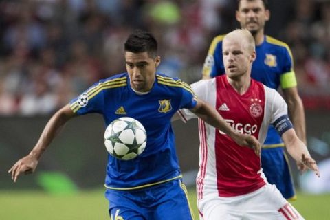 epa05490744 FK Rostov player Christian Noboa (L) fights for the ball with Ajax Amsterdam player Davy Klaassen during the UEFA Champions League play off match in Amsterdam, the Netherlands, August 16, 2016.  EPA/Erwin Spek