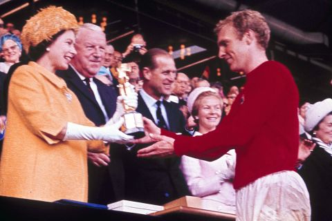Η Βασίλισσα Ελισάβετ Β' παραδίδει το τρόπαιο του Παγκοσμίου Κυπέλου στον αρχηγό της εθνικής Αγγλίας, Μπόμπι Μουρ