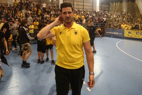 Ο Αλέξης Αλβανός συγκινημένος μετά την κατάκτηση του πρωταθλήματος με την ΑΕΚ