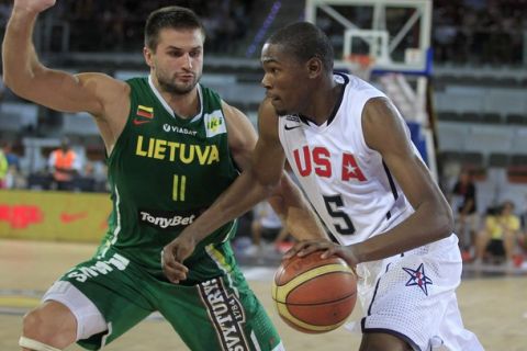 U.S. national basketball team player Kevin Durant (R) drives for the basket as he is defended by Lithuania's Linas Kleiza during a friendly game in Madrid August 21, 2010. The U.S.A. basketball team is in Madrid to play two friendly games against Lithuania and Spain in preparation for the upcoming Basketball World Championships in Turkey later this month. REUTERS/Paul Hanna (SPAIN - Tags: SPORT BASKETBALL)