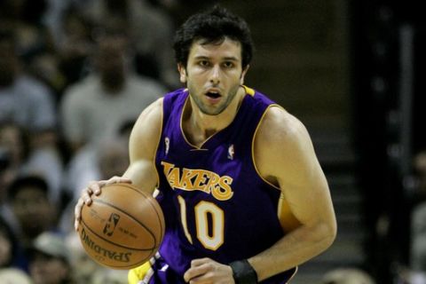 Los Angeles Lakers forward Vladimir Radmanovic (10) of Serbia & Montenegro dribbles against the San Antonio Spurs during the first half in Game 3 of the NBA Western Conference basketball finals, Sunday, May 25, 2008 in San Antonio. (AP Photo/Eric Gay)