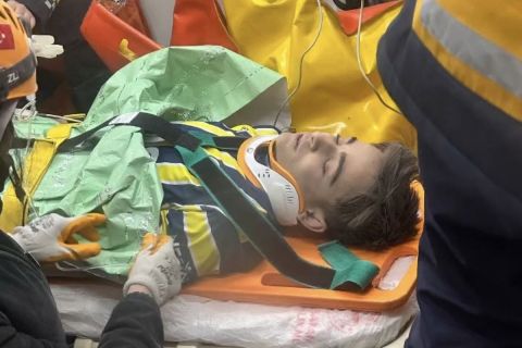 Σεισμός στην Τουρκία: 16χρονος διασώθηκε από τα συντρίμμια φορώντας τη φανέλα της Φενέρμπαχτσε