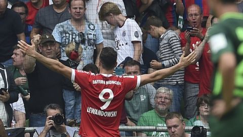 El jugador de Bayern Munich, Robert Lewandowski, festeja un gol contra Werder Bremen el sábado, 26 de agosto de 2017, en Bremen, Alemania. (Carmen Jaspersen/dpa via AP) via AP)