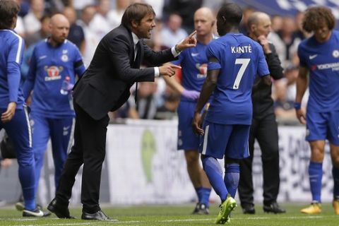 Chelsea's manager Antonio Conte, centre left, speaks to Chelsea's N'Golo Kante during their English Premier League soccer match between Tottenham Hotspur and Chelsea at Wembley stadium in London, Sunday Aug. 20, 2017. (AP Photo/Alastair Grant)