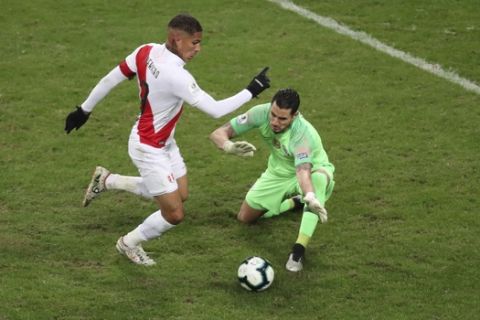Peru's Paolo Guerrero, left, dribbles past Chile's goalkeeper Gabriel Arias during a Copa America semifinal soccer match at Arena do Gremio in Porto Alegre, Brazil, Wednesday, July 3, 2019. (AP Photo/Edison Vara)