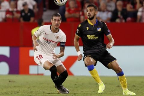 O Αλ-Ταμάρι σε διεκδίκηση της μπάλας μαζί με τον Εσκουδέρο από το ματς του Europa League μεταξή της Σεβίλλης και του ΑΠΟΕΛ