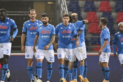 Οι παίκτες της Νάπολι πανηγυρίζουν γκολ του Οσιμέν απέναντι στην Μπολόνια για την Serie A στις 8 Νοεμβρίου.