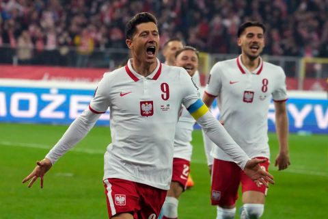 Ο Ρόμπερτ Λεβαντόβσκι της Πολωνίας πανηγυρίζει γκολ που σημείωσαν κόντρα στη Σουηδία στα μπαράζ του Παγκοσμίου Κυπέλλου 2022 στο "Σιλέσιαν", Χορχόβ | Τρίτη 29 Μαρτίου 2022