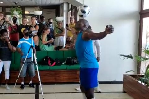 Κουβανός πρώην παίκτης μπήκε στο ρεκόρ Γκίνες με 351 κεφαλιές σε ένα λεπτό