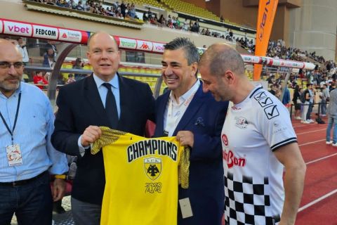 ΑΕΚ: Ο Γιώργος Μελισσανίδης έπαιξε με Σάινθ - Λεκλέρ και έκανε δώρο το t-shirt πρωταθλήματος στον Πρίγκιπα Αλβέρτο