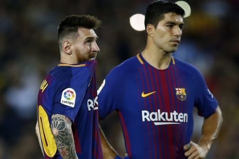 FC Barcelona's Lionel Messi, center, looks on next to Luis Suarez during the Spanish La Liga soccer match between FC Barcelona and Malaga at the Camp Nou stadium in Barcelona, Spain, Saturday, Oct. 21, 2017. (AP Photo/Manu Fernandez)